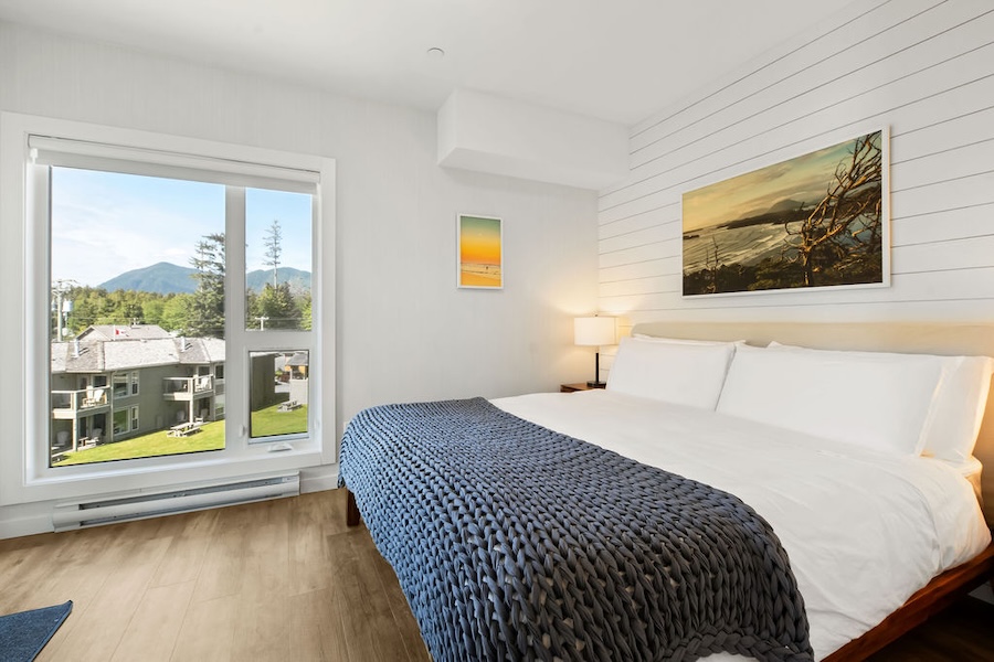 The Silk & Snow Sanctuary Suite is outfitted with Silk & Snow’s fan favourites, including organic mattresses, signature Egyptian cotton sheets, and a pillow menu that lets you pick your perfect puffiness.